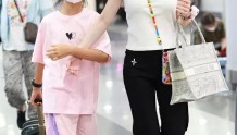李小璐与女儿牵手现身机场 9岁甜馨身高已过妈妈肩膀