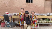 angelababy晒新疆美景照 蹲地与小朋友们合照亲和力十足