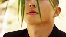 韩裔演员史蒂文·元《GQ》封面大片，帅气板寸痞气十足