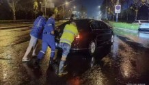 滨州应急部门雨夜救援抛锚车辆45辆受困群众81人