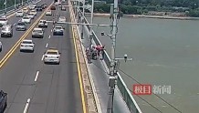 便衣民警押解嫌犯路过长江大桥，飞奔下车救下老人