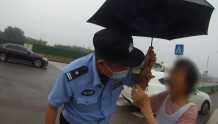 暖心！八旬老人走失街头，昌平民警雨中温情救助！
