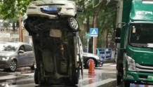 石家庄街头“离奇”事故车辆已脱困，道路恢复正常！