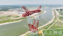 湖北钟祥：跨越天堑 百米高空架电网