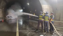 毕威高速平山隧道发生车辆自燃 现场浓烟滚滚