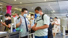 提高防疫查验效率！青岛地铁在胶东机场站、青岛北站“上新”智能验码机