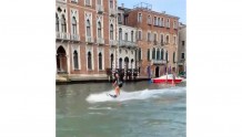 游客在威尼斯违规冲浪，市长大骂“白痴”并悬赏举报，奖品是一顿晚餐