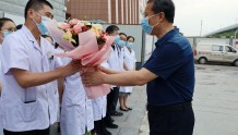 “医”心向党 踔厉奋进——西藏民族大学校领导在“中国医师节”慰问附属医院医务人员