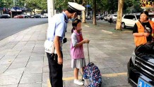湖南常德：小学生迷路街头 爱心交警助其找到家人