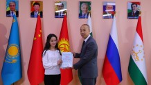 吉树民大使为2022“上合文化小大使” 塔吉克斯坦获奖选手颁奖