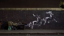 英国艺术家的节日祝福：驯鹿带流浪者回家，彩灯表达气候变化