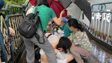 广州一产妇过天桥紧急分娩，医护、路人及时救援