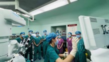 医学生与手术机器人同台 这堂课科技含量极高