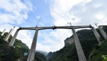 叙毕铁路（川滇段）全线最高墩 最大跨冯家寨特大桥主跨合龙