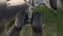 印度客机起飞时滑出跑道 轮胎卡泥里6小时后航班被取消