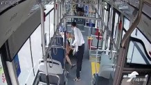 济南：老人抽搐晕倒失去意识  公交车秒变“救护车”紧急送医