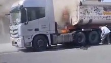 货车突然爆胎起火，他们冲了上去！