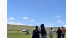 牧民制止游客开车停放草原被辱骂，警方通报：3名游客被行政罚款