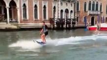 一对男女在威尼斯大运河冲浪激怒市长，被处罚款并被立即驱逐