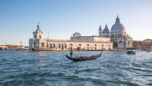 在威尼斯运河冲浪的两游客被罚1500欧元，市长为他们爆粗口，悬赏一顿饭抓人