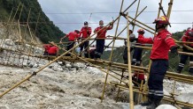 震中三支民间救援队：为磨西镇到村子搭建“生命桥”，护送临盆孕妇上直升机