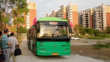 武汉一小区交房后12年未通公交  公交首趟班车通行后获赠锦旗  搬走的居民说“我要再搬回来”