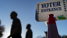 美国中期选举投票站状况频出：有人持刀威胁选民 机器出状况