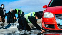[一分钟政法新闻] 群众驾车被困冰窟窿 民警徒手“刨”冰