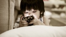 孩子沉迷手机游戏，手机毁了孩子？父母到底该不该让孩子用手机？