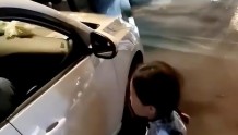 山东一妈妈险被撞，小女孩冷静喊话司机下来道歉，网友：勇敢霸气