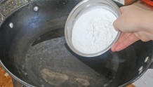 把糯米粉倒进开水里，简单一做，实在太香了，出锅大人小孩抢着吃