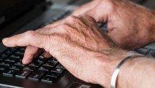 合众社：如何破解60岁以上老年人患老年痴呆 在沙发上玩电脑可降低风险