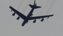 美军B-52轰炸机挂出紧急代码在英国城镇盘旋，当地居民听到巨响