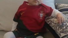C罗的8个月大的女儿，穿上葡萄牙战袍！她也在为她的爸爸加油助威