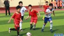 河南开封：校园足球促青少年成长