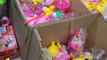 “二手塑料”有毒!郑州批发市场现大量“二手塑料”玩具