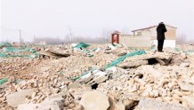 郑州一拆迁工地3.5万平米建筑垃圾露天堆放 快盖盖吧!