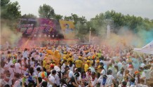 三门峡1.2万人参加“罗曼彩虹跑”活动　场面壮观