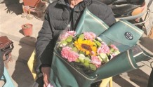 河南新密78岁患癌老教师上“最后一课”昔日学生赶来听课