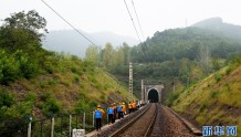 南阳工务段：铁路隧道里的“煤黑子”