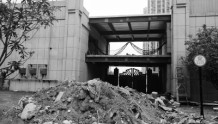 郑州一家医院偷建到小区里 被查封后撕掉封条搬运材料