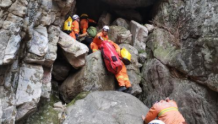 郑州男子周末约游坠下虎口陡崖 12小时艰苦营救成功脱险