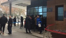 “郑州火车站东西广场通道”追踪 记者采访铁路局遭遇门难进