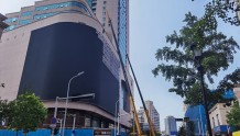 中山路将添巨幅裸眼3D 两台吊车拼接屏幕有望7月底完工