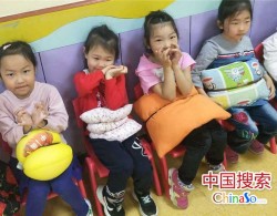 河南郑州：幼儿园小朋友体验“孕妈”懂得母爱感恩母亲