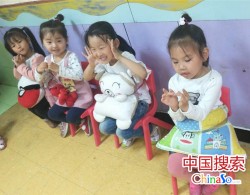河南郑州：幼儿园小朋友体验“孕妈”懂得母爱感恩母亲