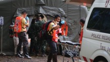 泰国少年足球队山洞获救后首次露面