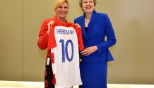 克罗地亚女总统赛前送球衣　特朗普和梅姨人手一件