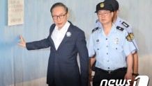 77岁李明博连续受审吃不消　用手扶墙进法院