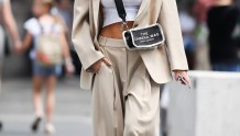 克里斯汀-奎因米色西装套装+白色T恤+Marc Jacobs手袋帅气时尚